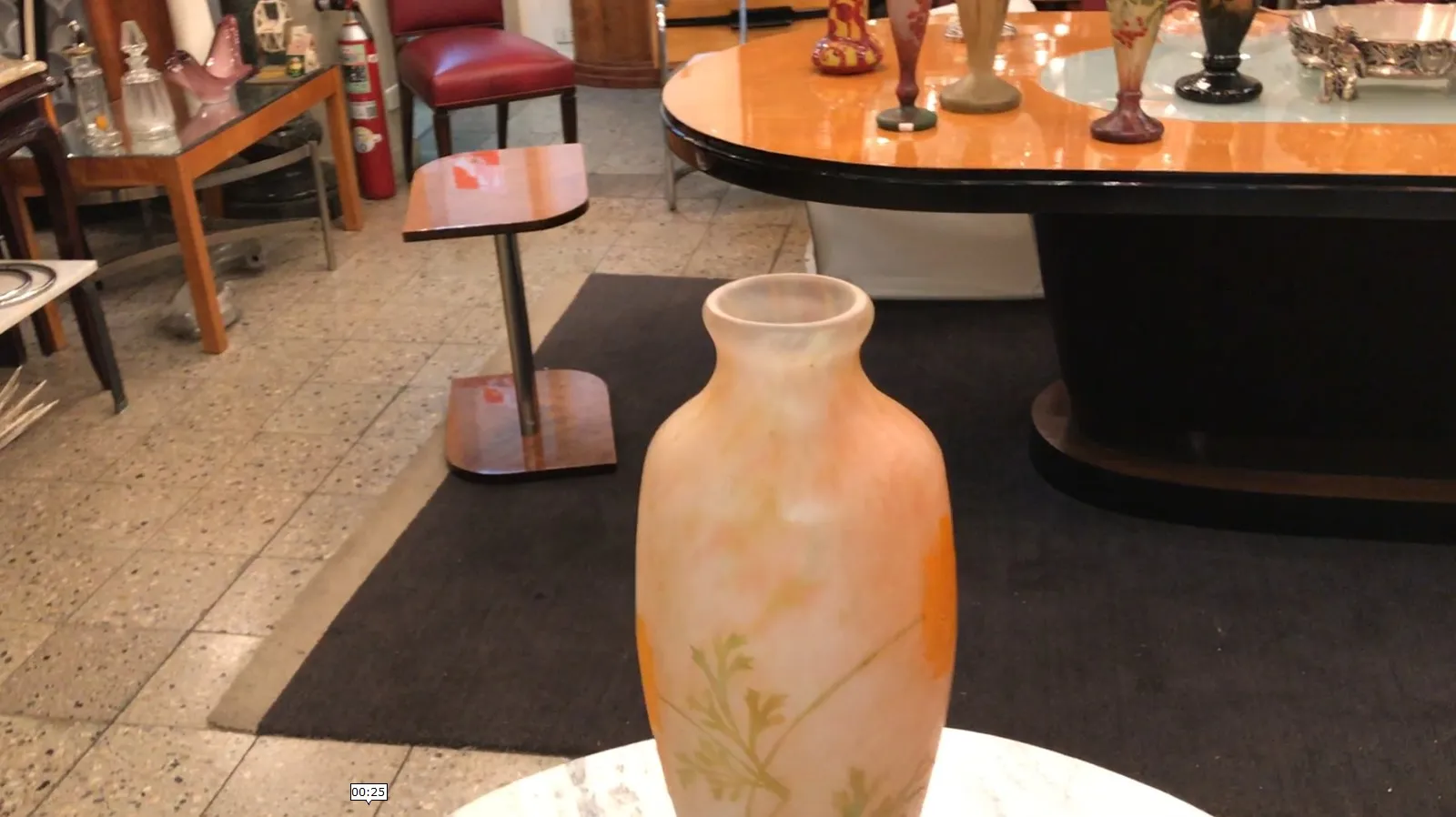 Vase ancienne signée en couleur pêche avec des détails jaunes sur fond clair