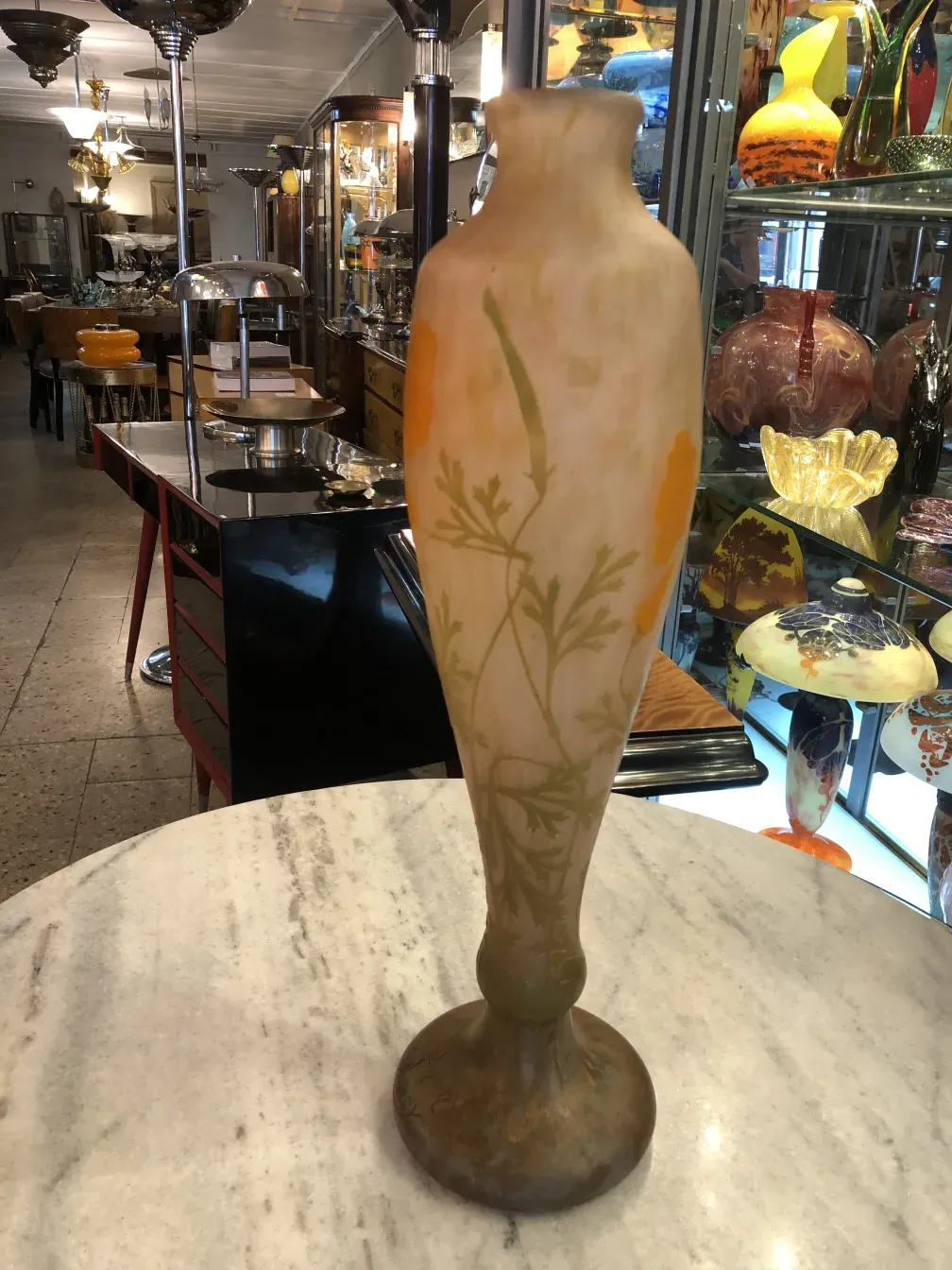 vase in vetro antico con decorazione naturale