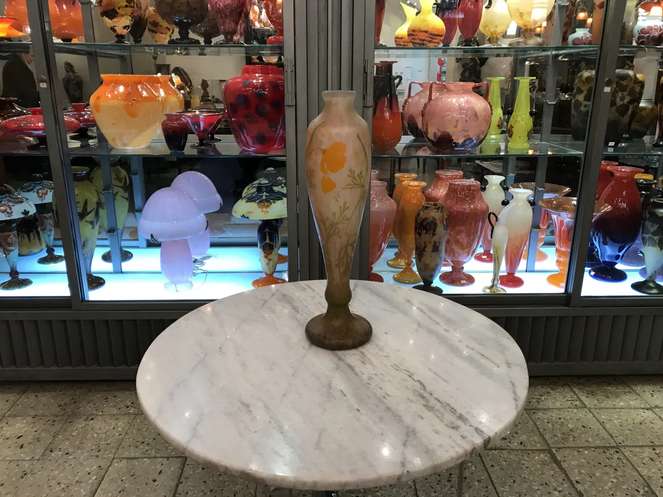 古董玻璃花卉，背景是多彩的花瓶