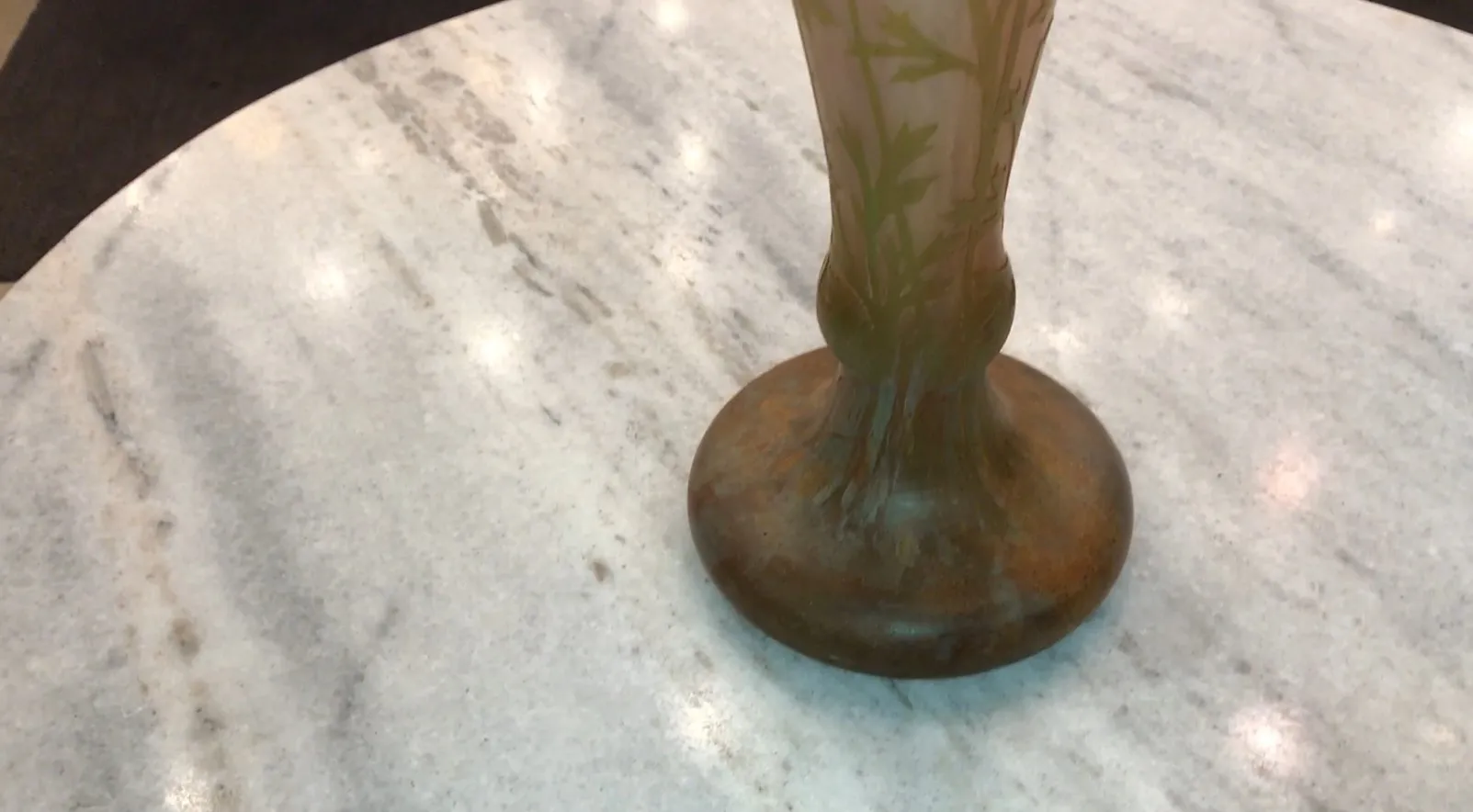 Vaso antico Daum Nancy con design sottile ed elegante esposto su un tavolo in marmo.