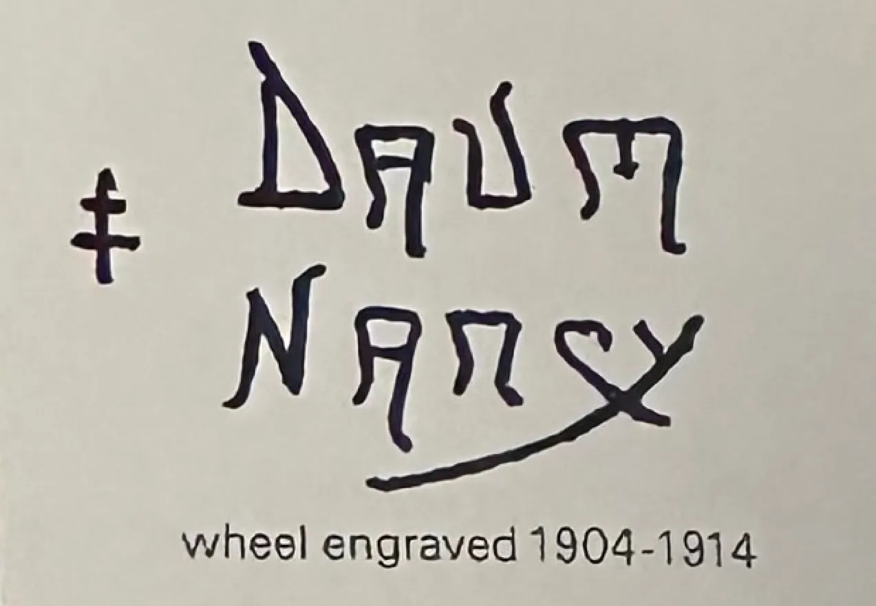 밝은 배경의 다움 난시 서명이 있는 고대 유리