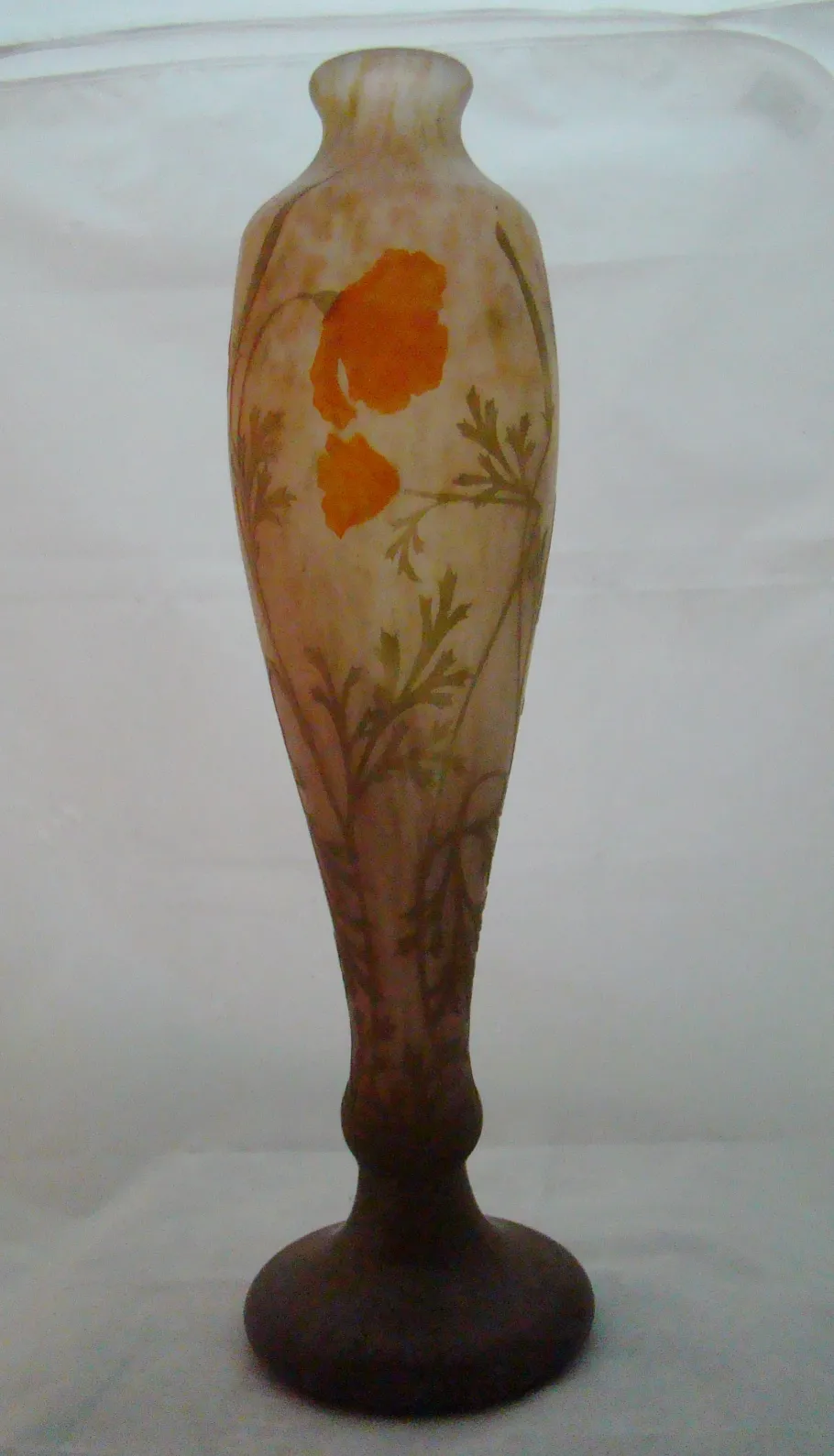 纤长瓶子上有橙色花朵，经典氛围