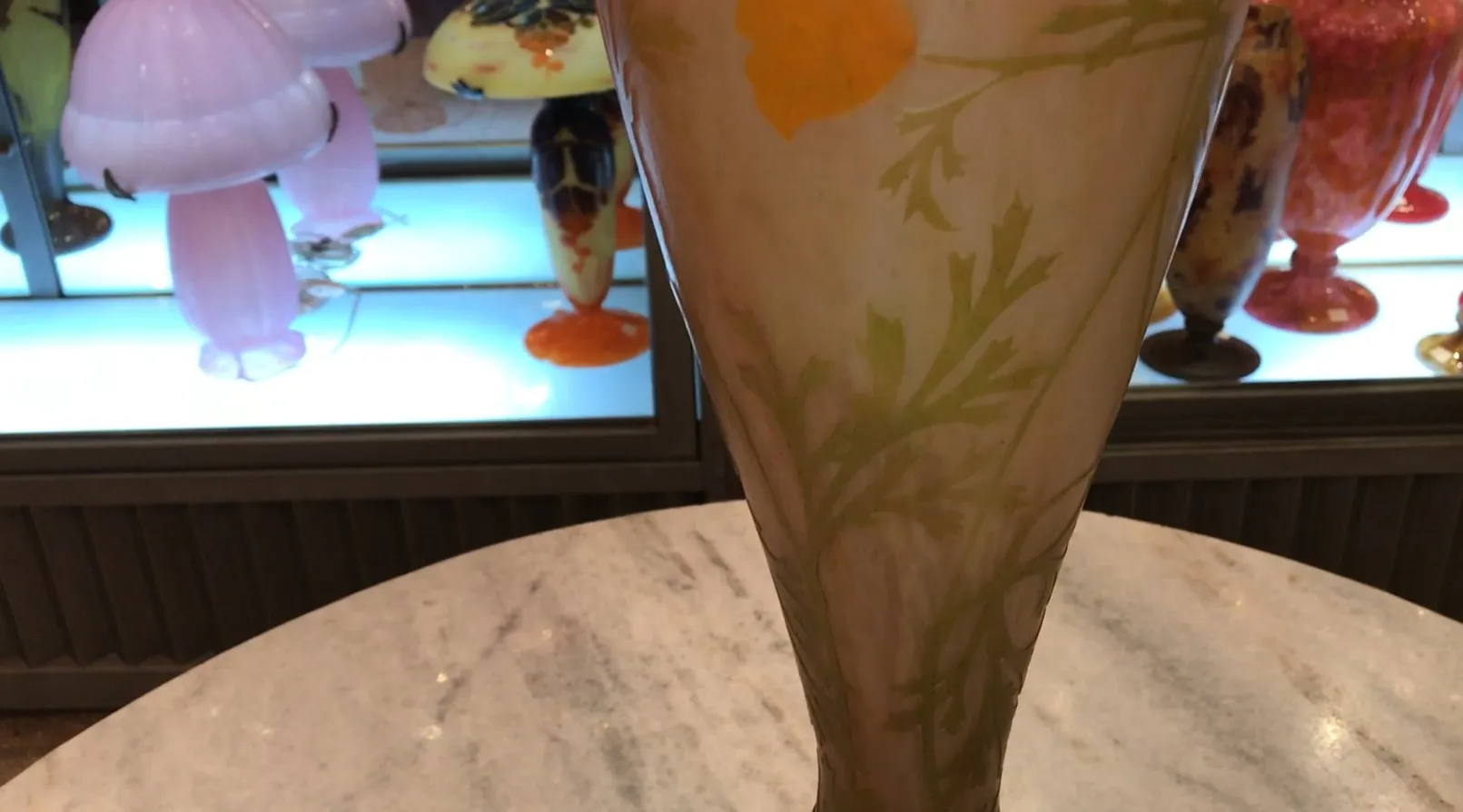 签名玻璃Daum Nancy上有黄色花朵的浅色背景