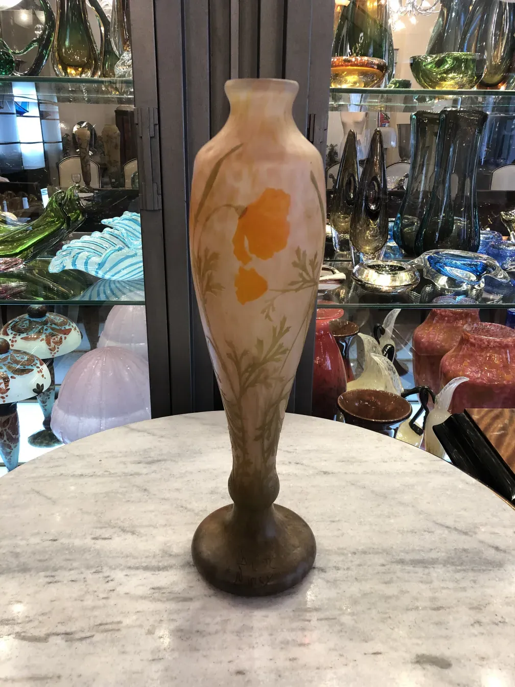 Vase ancien avec motif floral, signé Daum Nancy, entouré d'antiquités