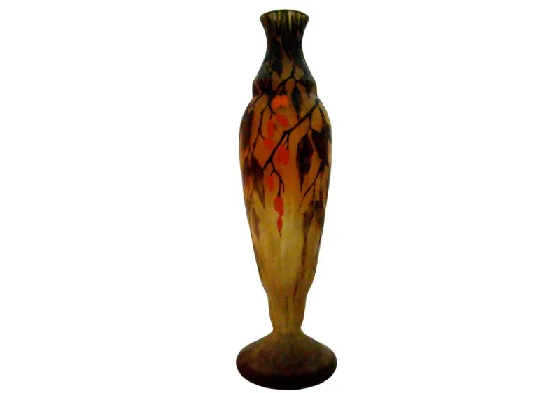 antikes glas in stilisierter blumenform mit warmen tönen