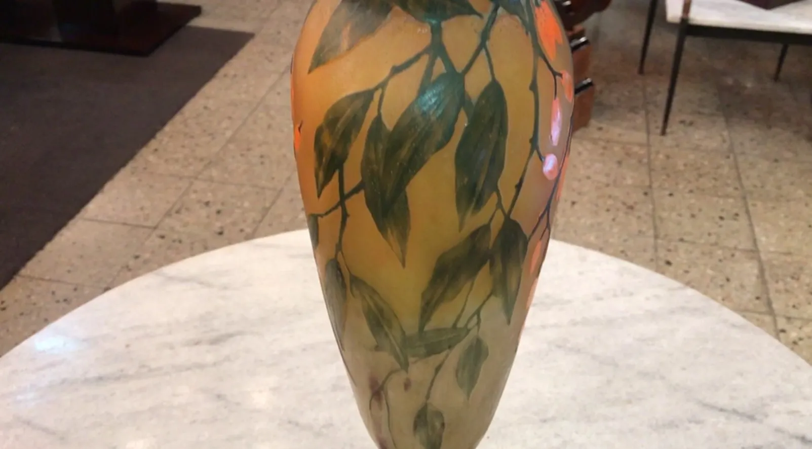 Ancien verre avec motif de feuilles, signé Daum Nancy.