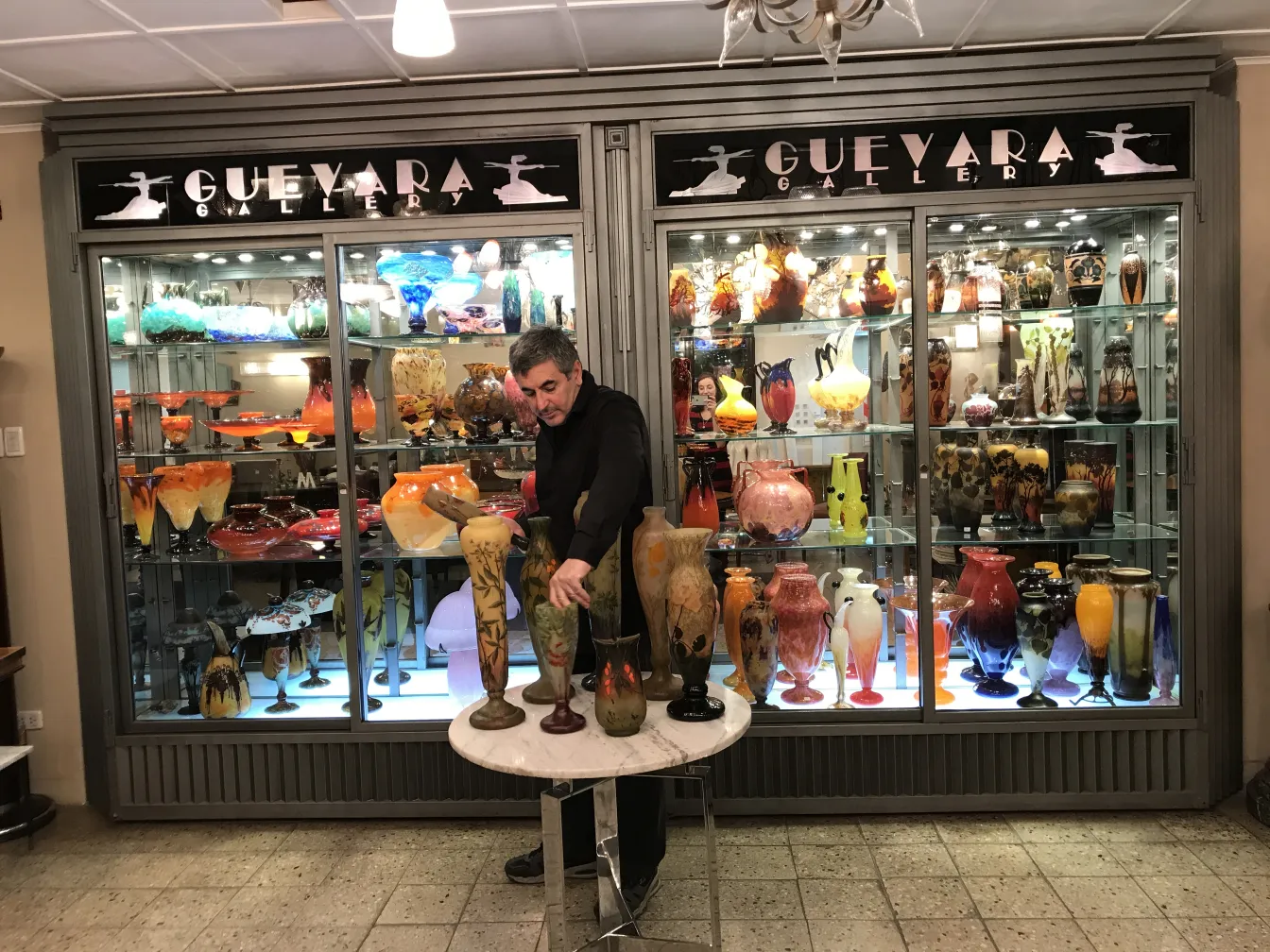 Vetro antico firmato di Daum Nancy esposto in galleria.