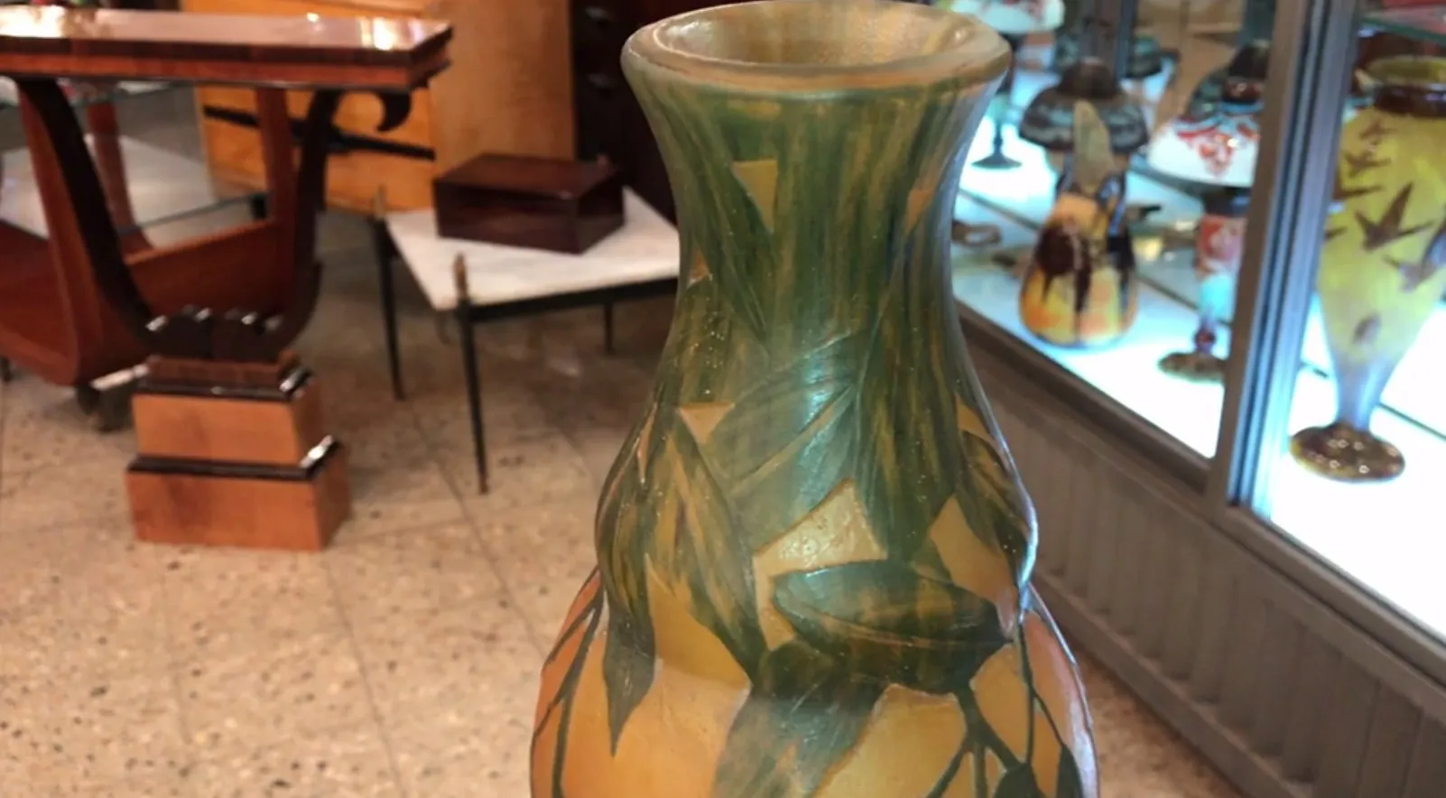 verre signé daum nancy avec décorations de feuilles, dans un cadre ancien