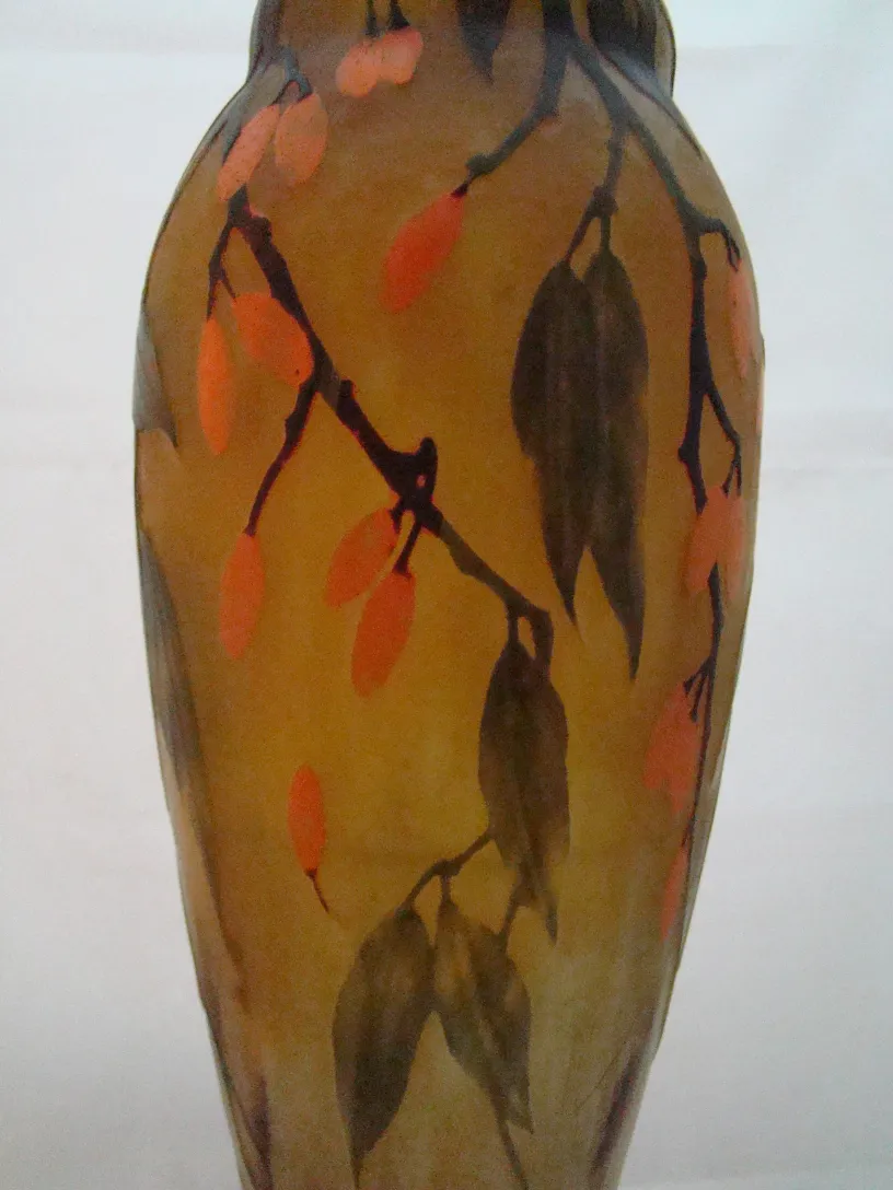 Vase ancien décoratif avec feuilles et fruits ambre