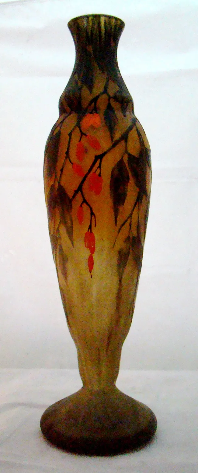 antik vase mit blatt- und fruchtmuster