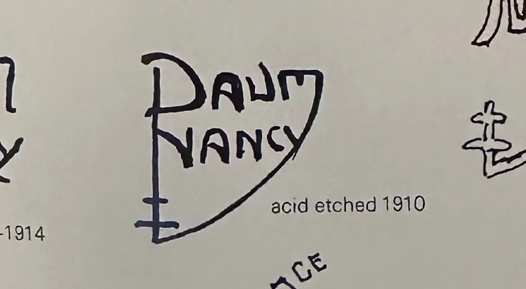 背景が明るいDaum Nancyのサインが入った古代グラス