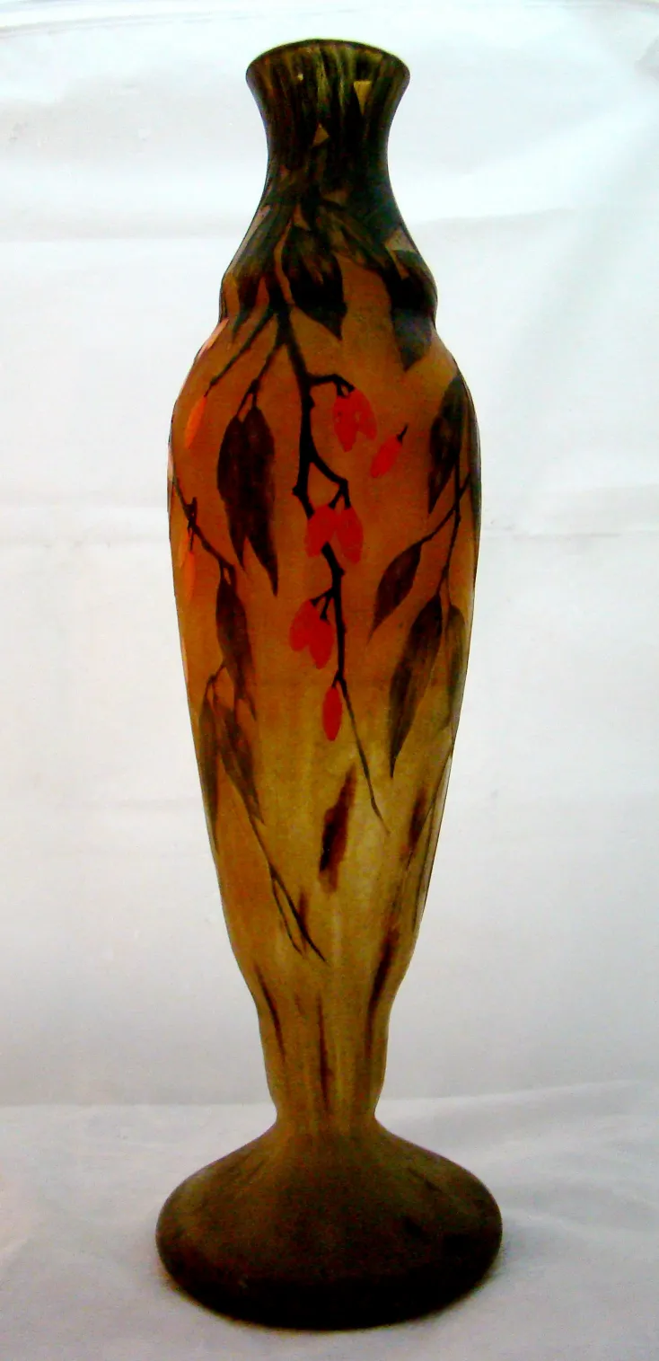 bouteille ancienne avec signature, décorée de branches et feuilles