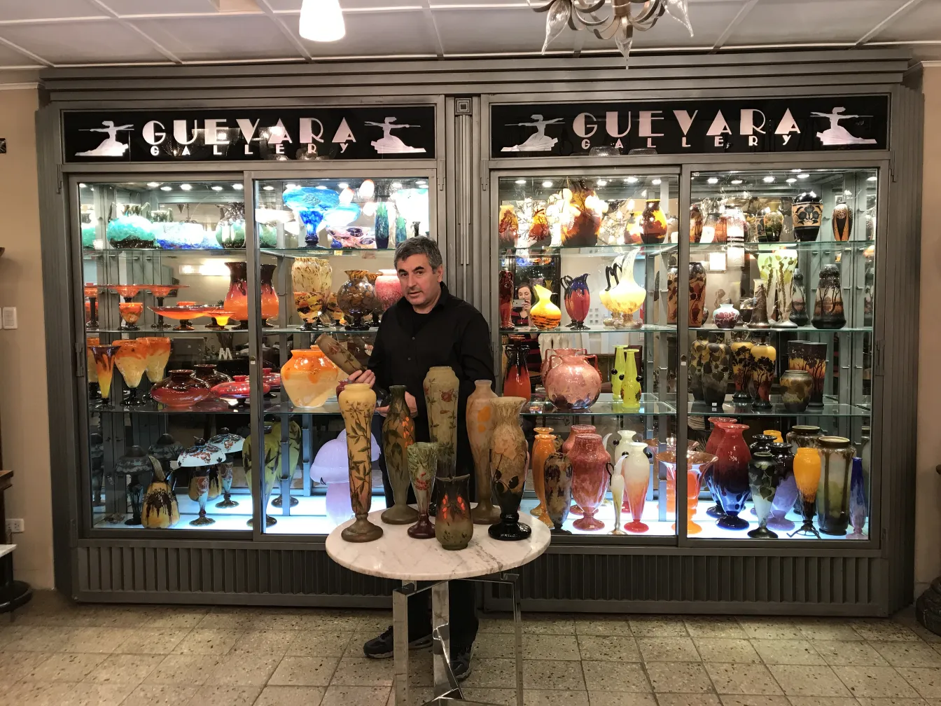 Vidro assinado Daum Nancy com várias cores na vitrine.