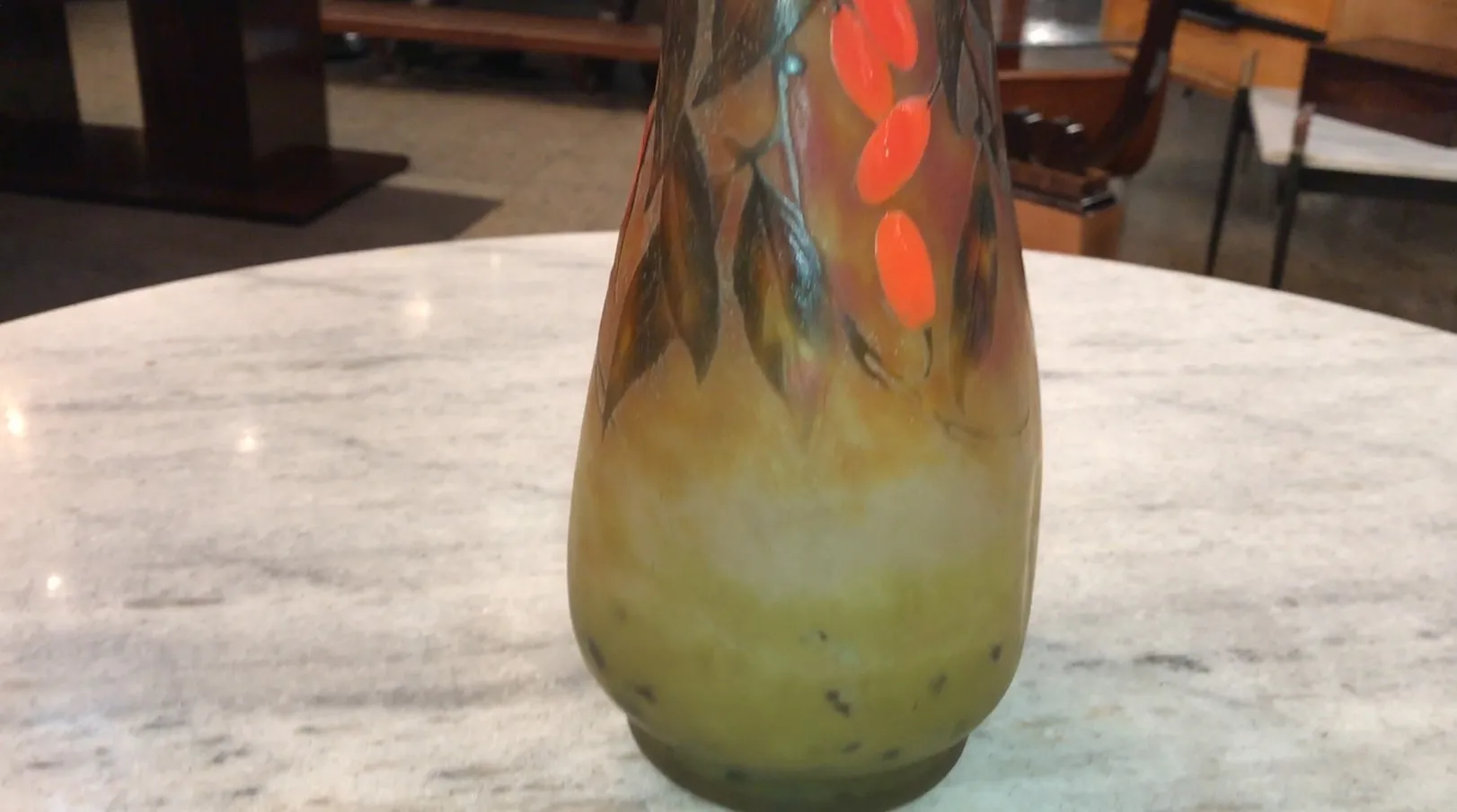 Antikes signiertes Glas Daum Nancy mit floralen Motiven