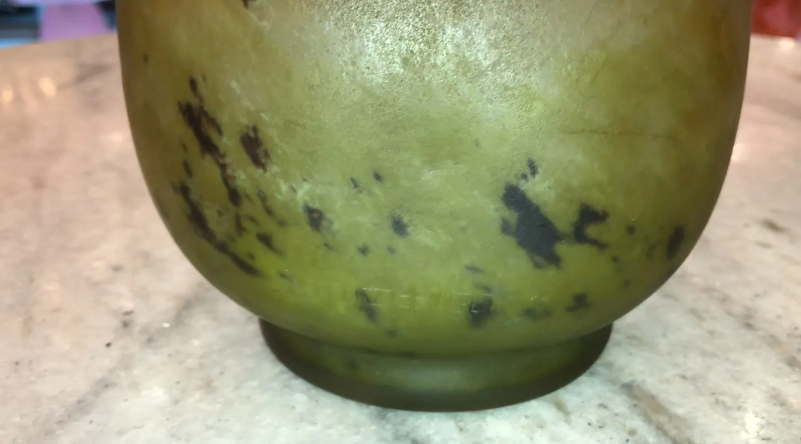 Verre ancien avec marques et texture de Daum Nancy