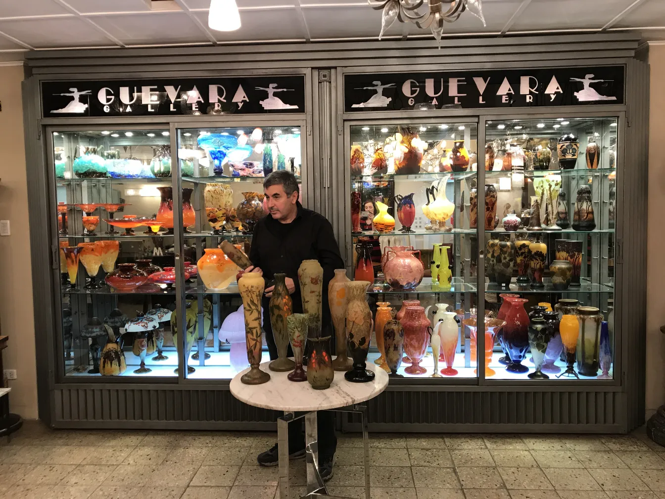 展示的签名玻璃达乌姆·南希与其他装饰品。