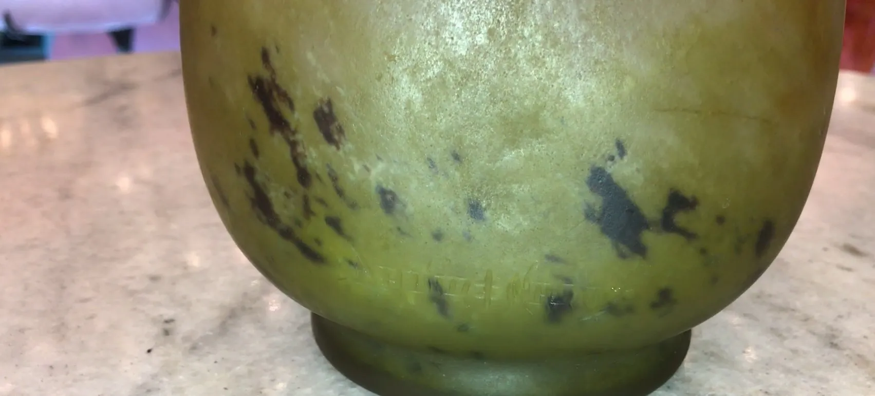 ユニークなディテールとダウム・ナンシーのサイン入りガラス、古代の環境。