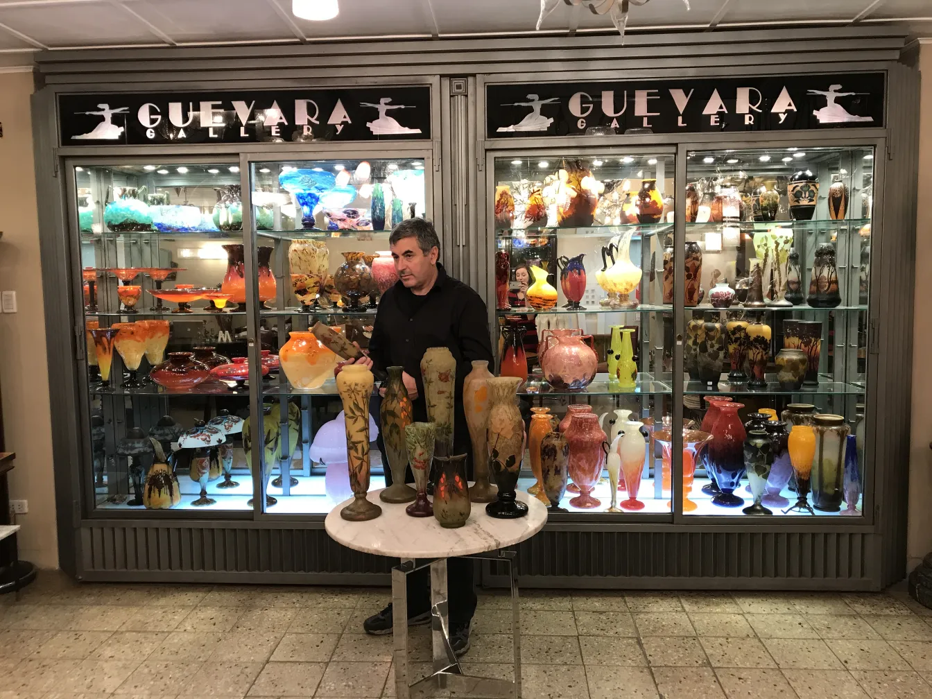 Diverses antiquités en verre signé Daum Nancy dans la galerie.