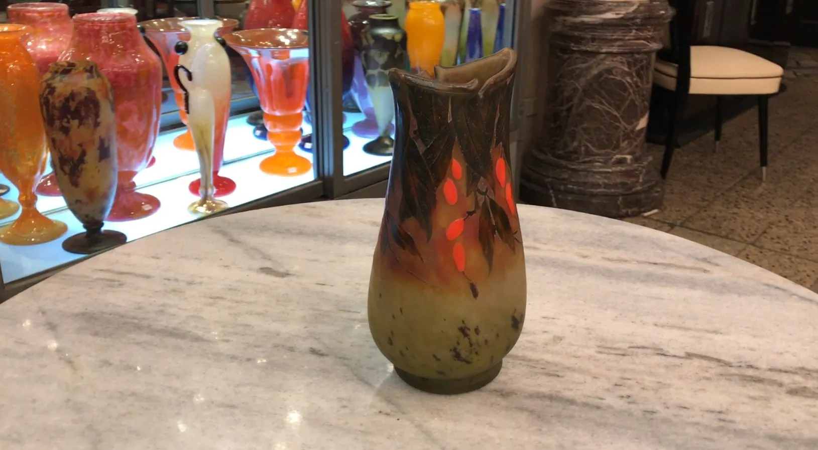 Vase décoratif ancien avec des détails rouges et verts