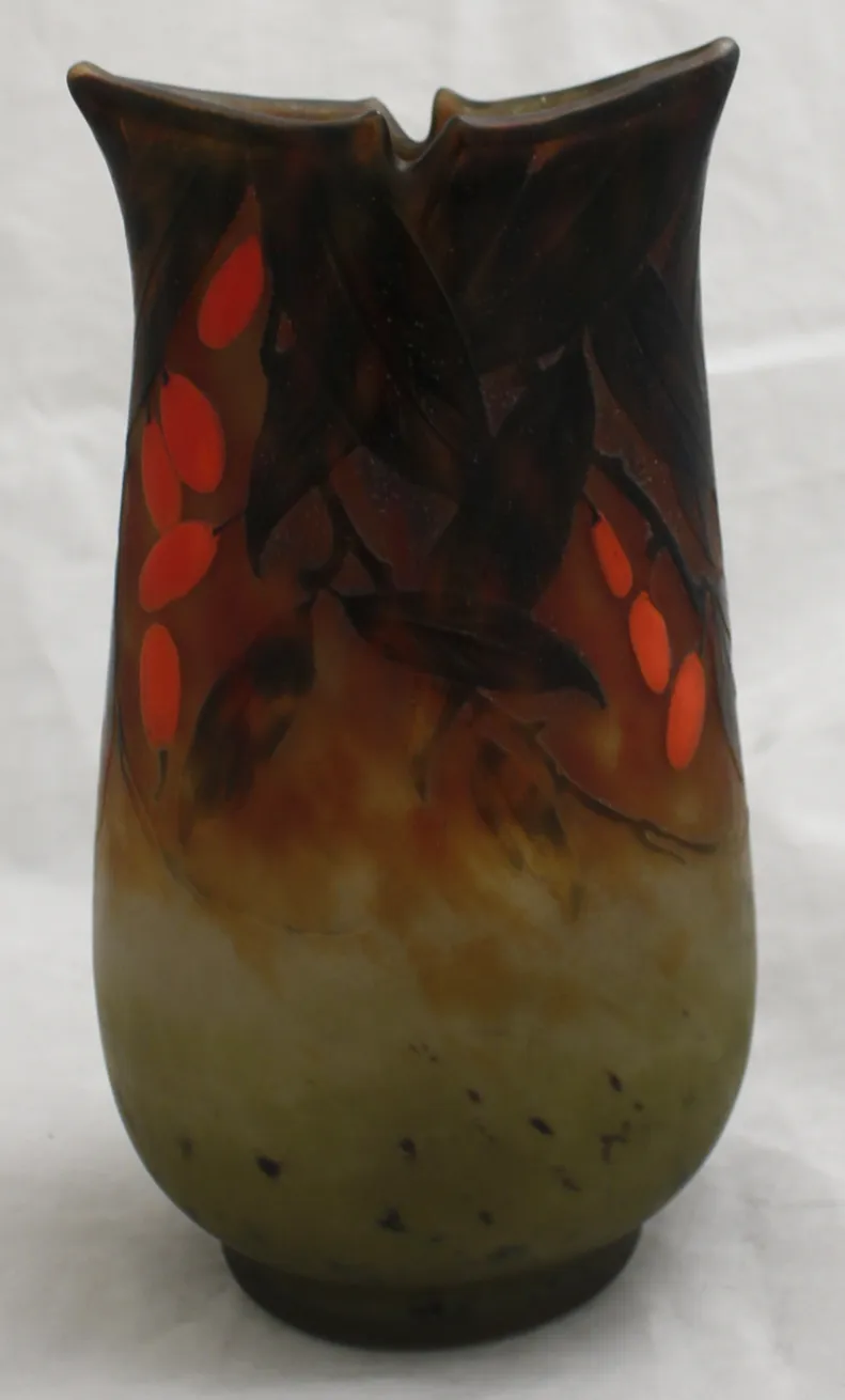 Verre signé Daum Nancy avec design décoratif multicolore