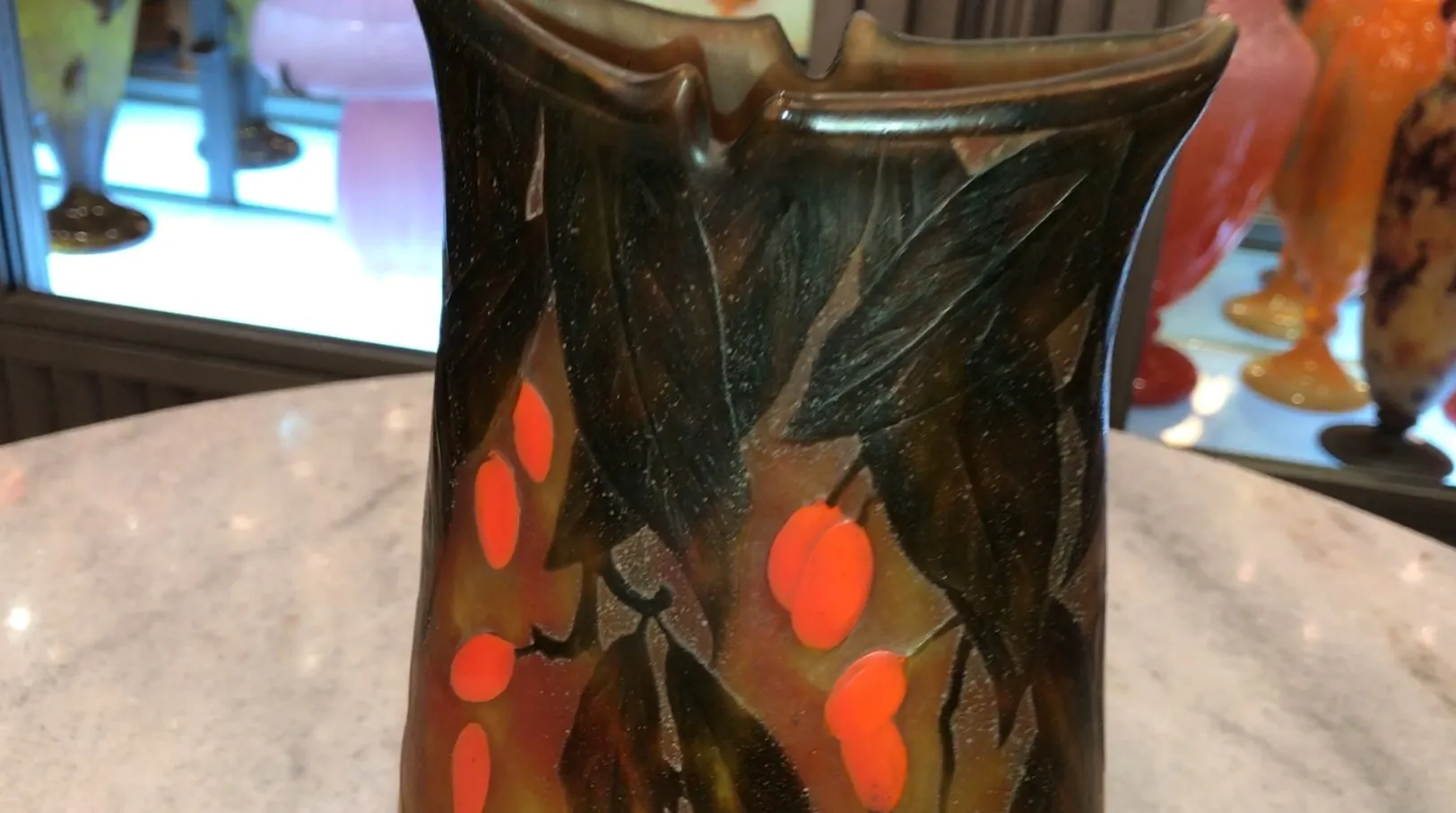 古董花瓶，带有深色叶子和红色水果，签名。