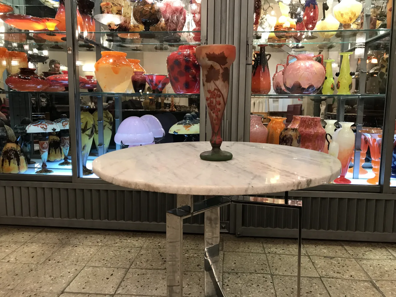 고대 다움 난시 서명 유리 꽃병, 아름답게 장식되어 있음