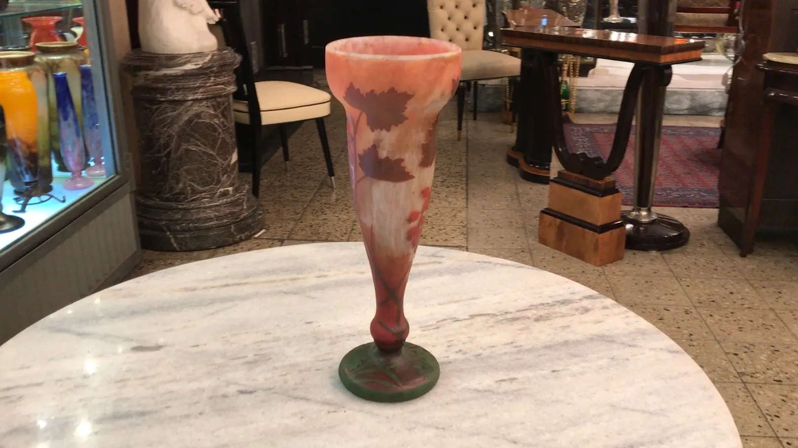 vidrio firmado daum nancy con colores suaves y detalles de hojas