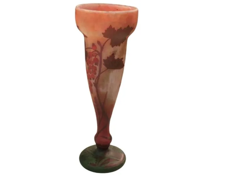 Vase ancien en verre avec design floral Daum Nancy, sculpté dans des couleurs chaudes.