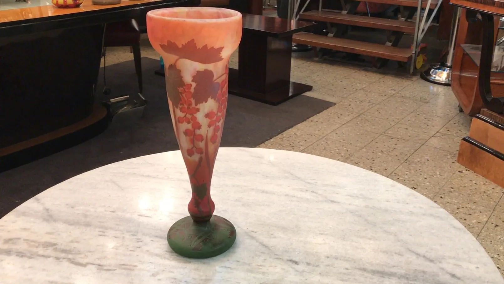 vase aus signiertem glas daum nancy mit blumen in vintage umgebung