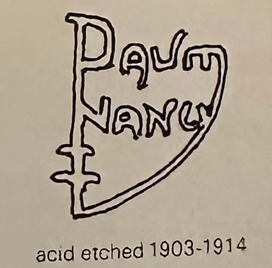 Gravierte Unterschrift Daum Nancy auf hellem Hintergrund.