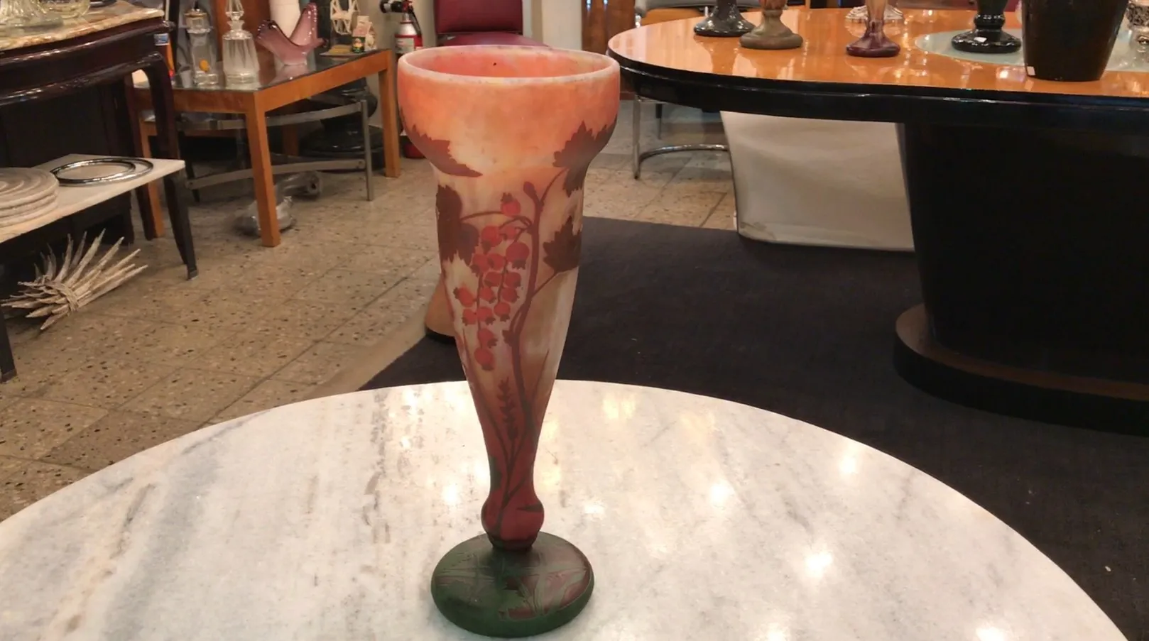 Vaso de vidro decorativo assinado daum nancy com design floral