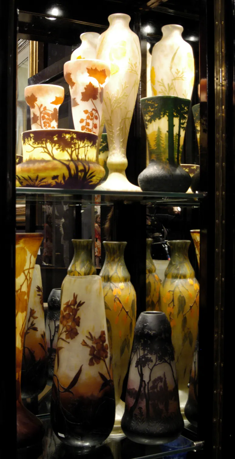 Sammlung von signierten Daum Nancy-Glasvasen in der Ausstellung