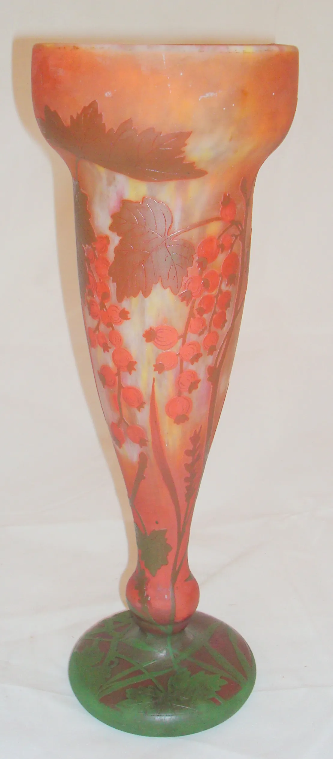 verre ancien signé daum nancy avec motif de fleurs rouges et vertes