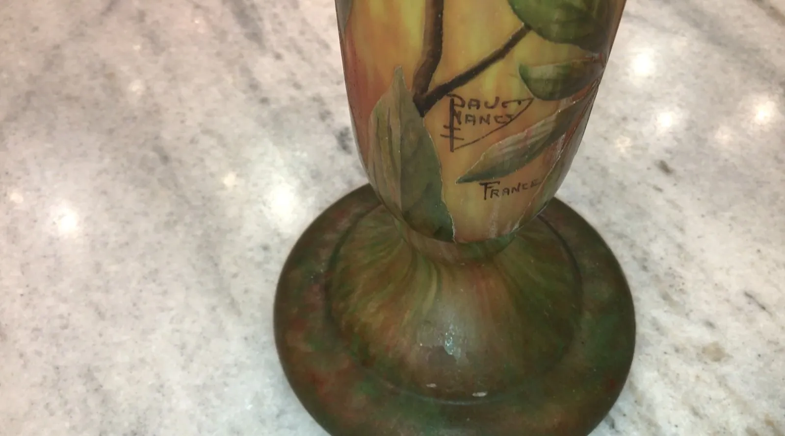 vidrio firmado daum nancy con diseño de hojas, envuelto por un ambiente vintage