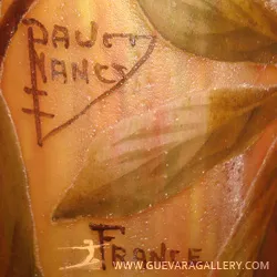 Verre signé Daum Nancy avec des détails de feuille