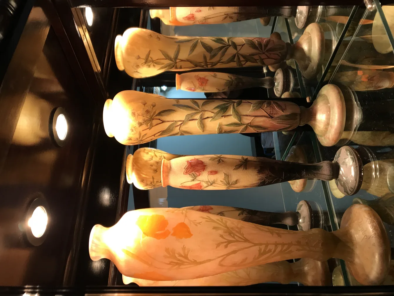 꽃무늬가 있는 다움 난시의 서명이 있는 고대 유리병 3개.