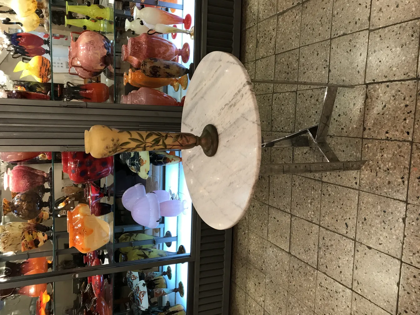 ダウン・ナンシーの装飾されたグラス、古い台座がエレガントな環境に置かれている