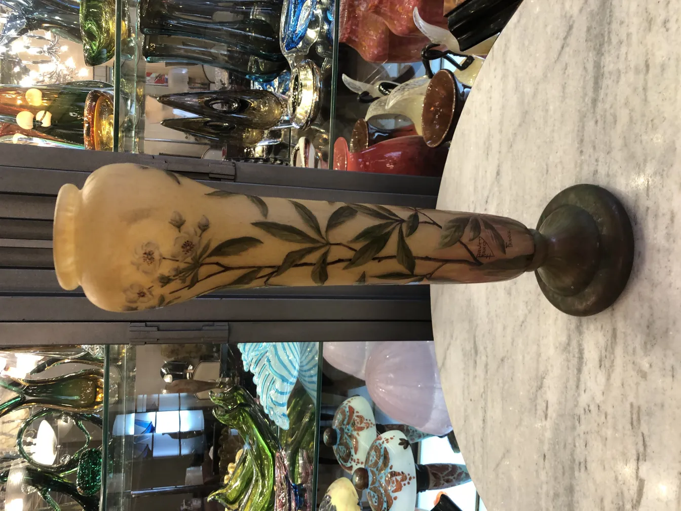 古董签名玻璃达姆南希的花卉装饰，突显柔和的叶子和花朵细节。