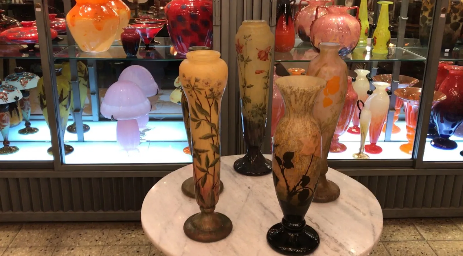 Vasos antiguos con formas decorativas en exhibición