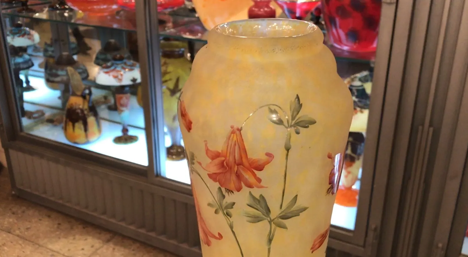 Antiker Glasvase mit Unterschrift Daum Nancy und Blumen