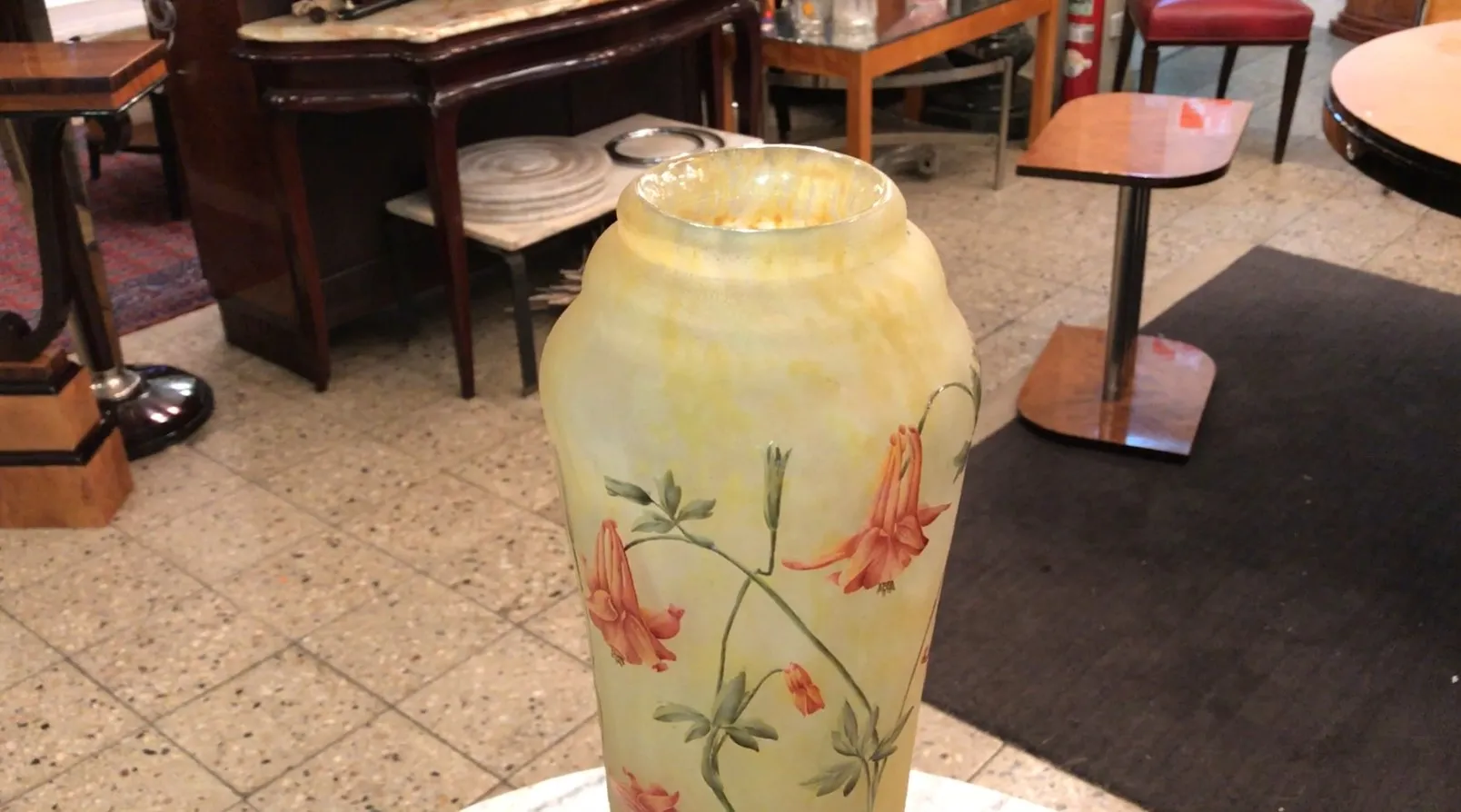 signiertes glas mit floraler dekoration in sanften tönen