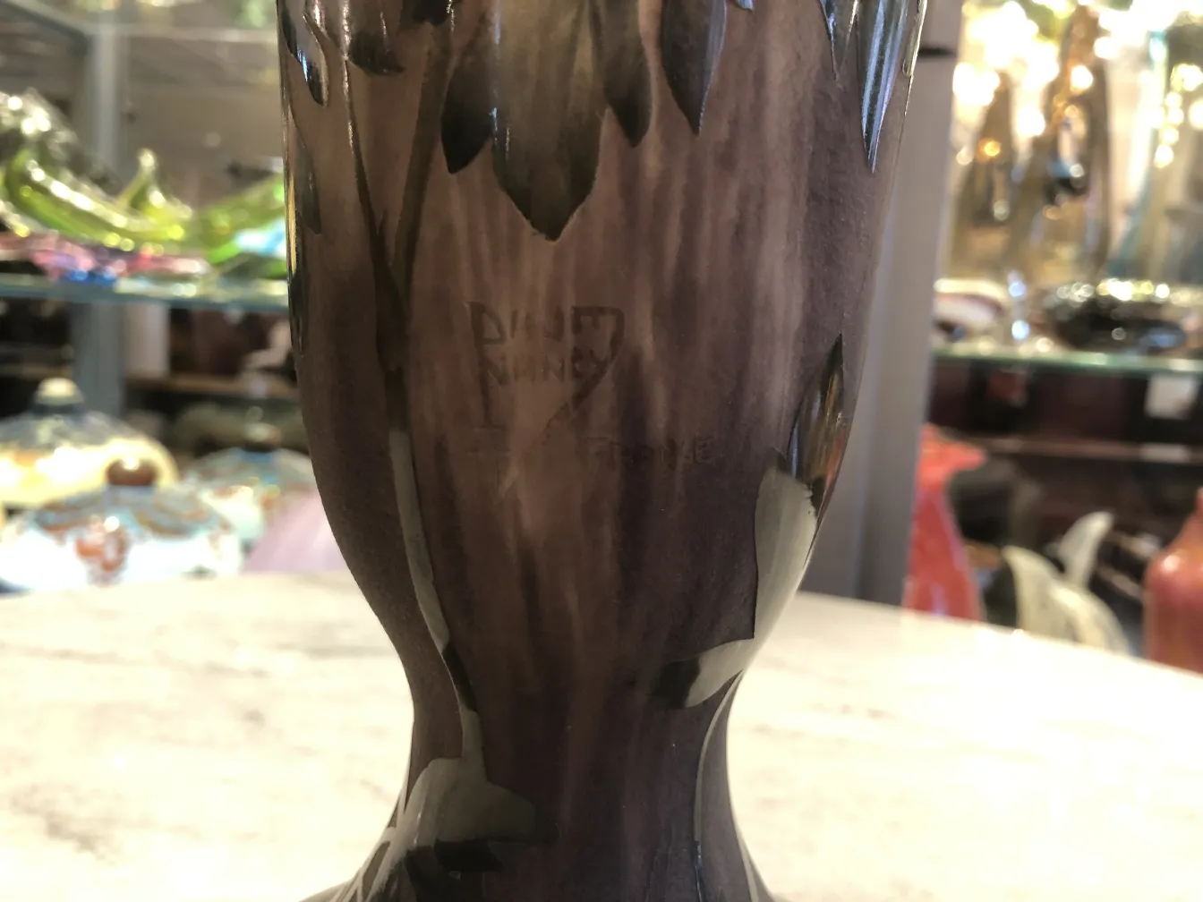 Antikes signiertes Glas mit floralem und blattartigem Design