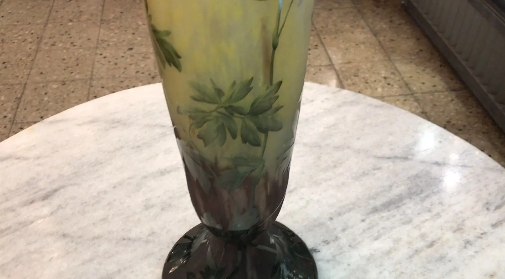 Vase décoratif en verre signé Daum Nancy avec motif floral