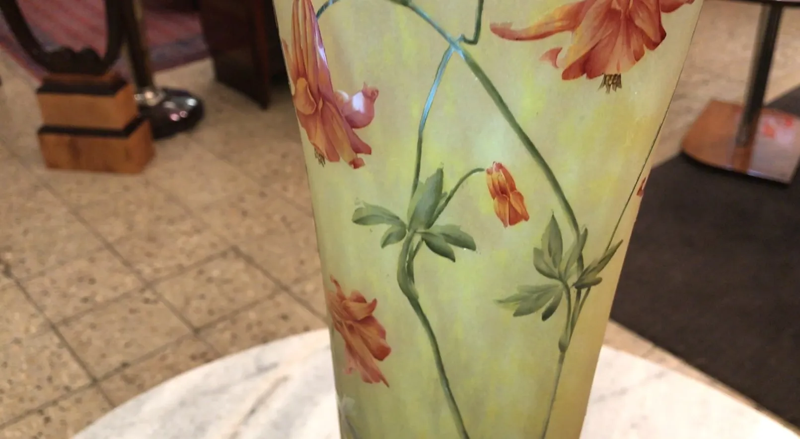 Vidrio firmado Daum Nancy con flores coloridas en un fondo suave.