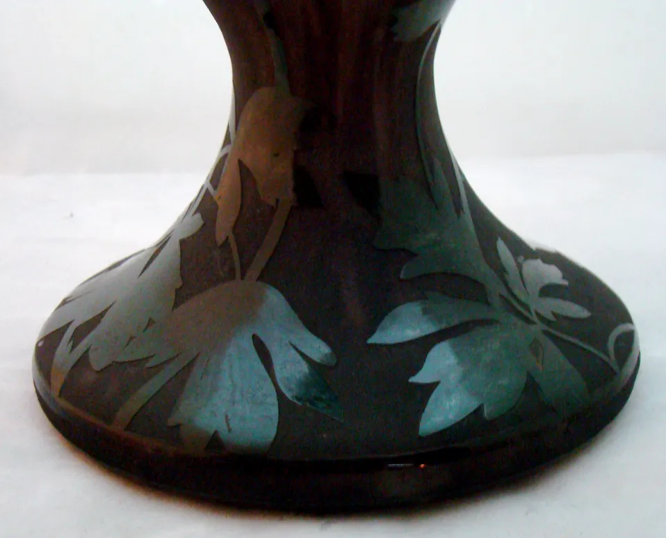 Vidro antigo assinado Daum Nancy com design de folhas na base