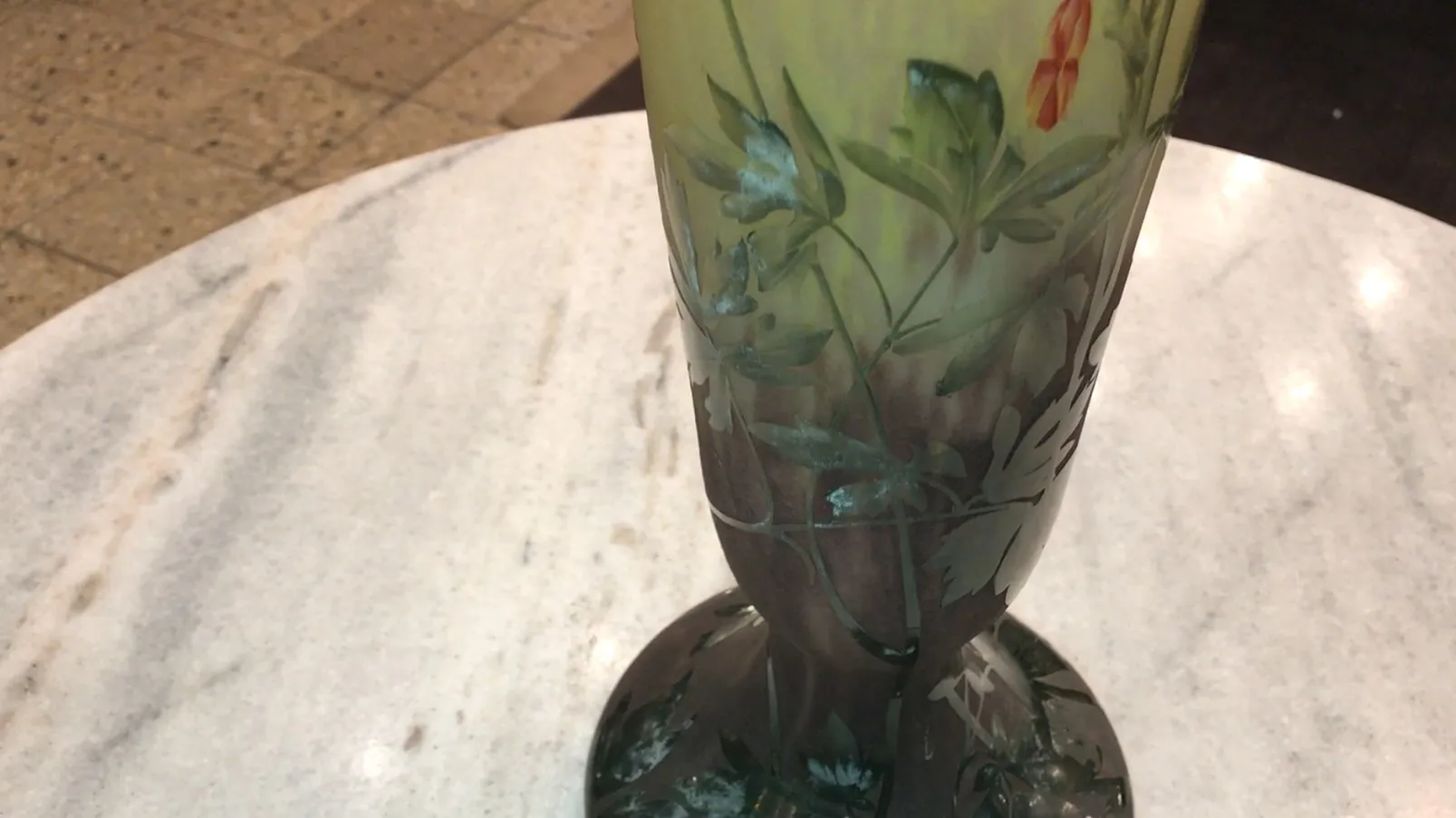 簽名玻璃達姆南希裝飾著綠葉