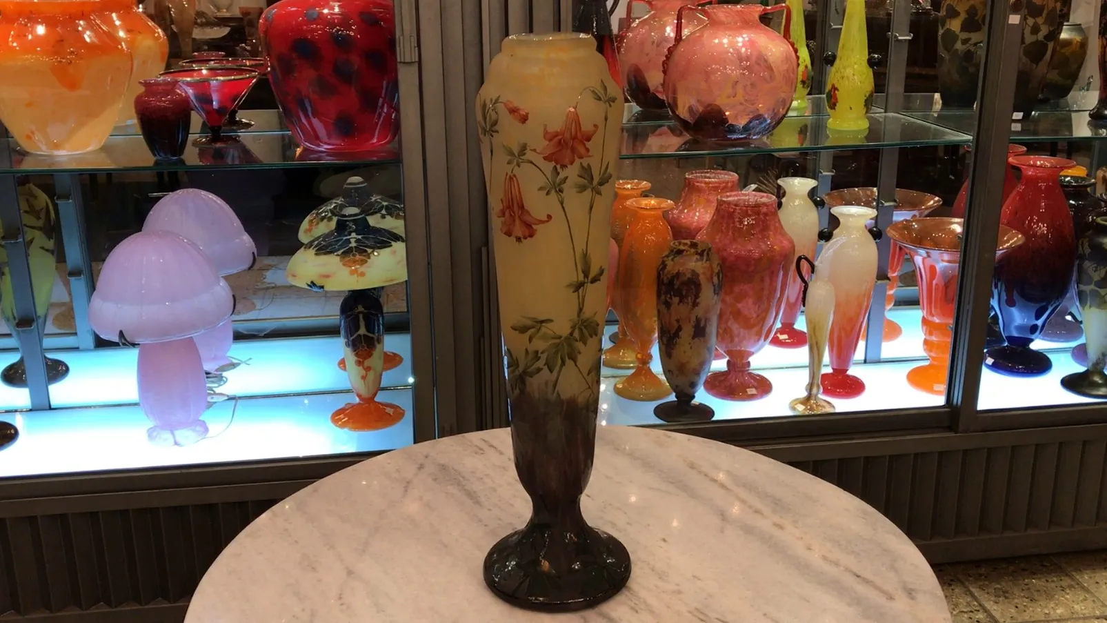 Vaso decorado con flores, en un entorno de antigüedades coloridas