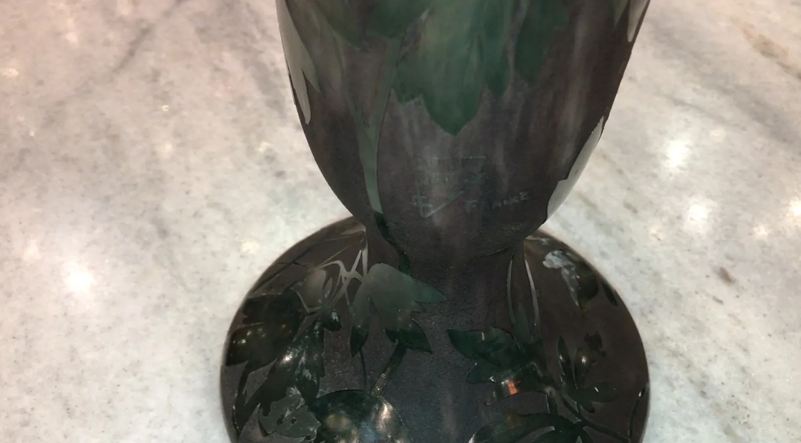 verre ancien avec signature, feuilles décoratives, base ronde