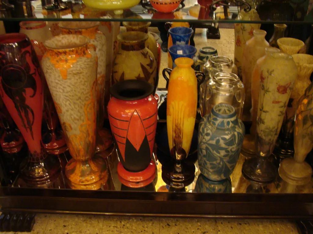 Sammlung bunter antiker Vasen, einschließlich signiertes Glas daum nancy