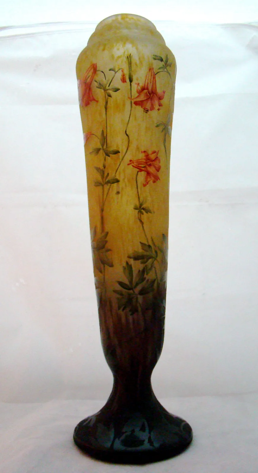 Vidrio firmado Daum Nancy con flores decorativas en color amarillo y verde